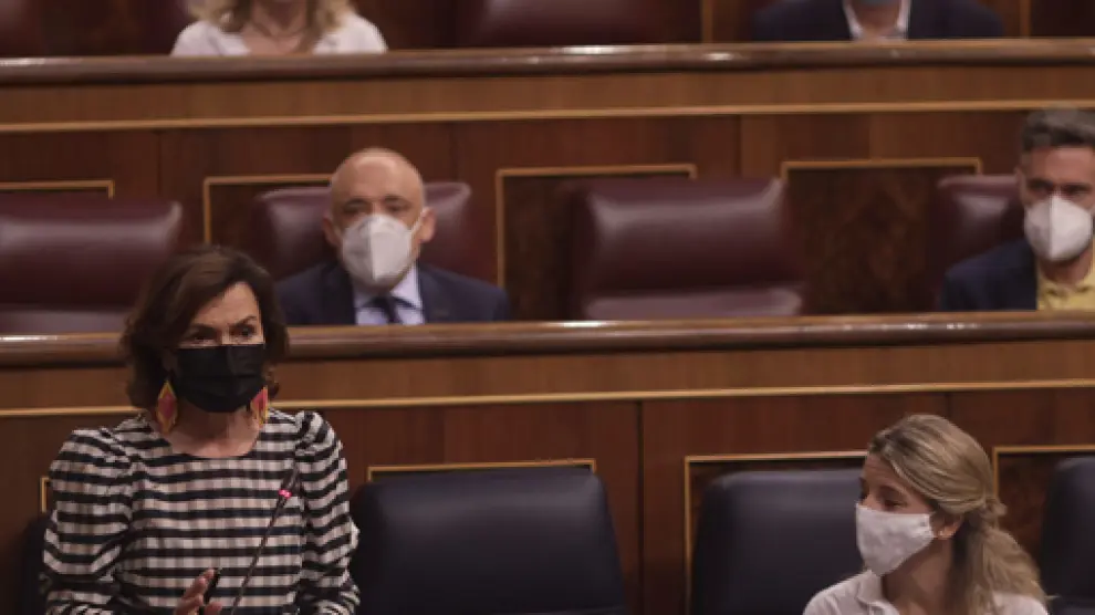 Calvo (izquierda) interviene en la sesión de ayer ante la atenta mirada de Yolanda Díaz (derecha).