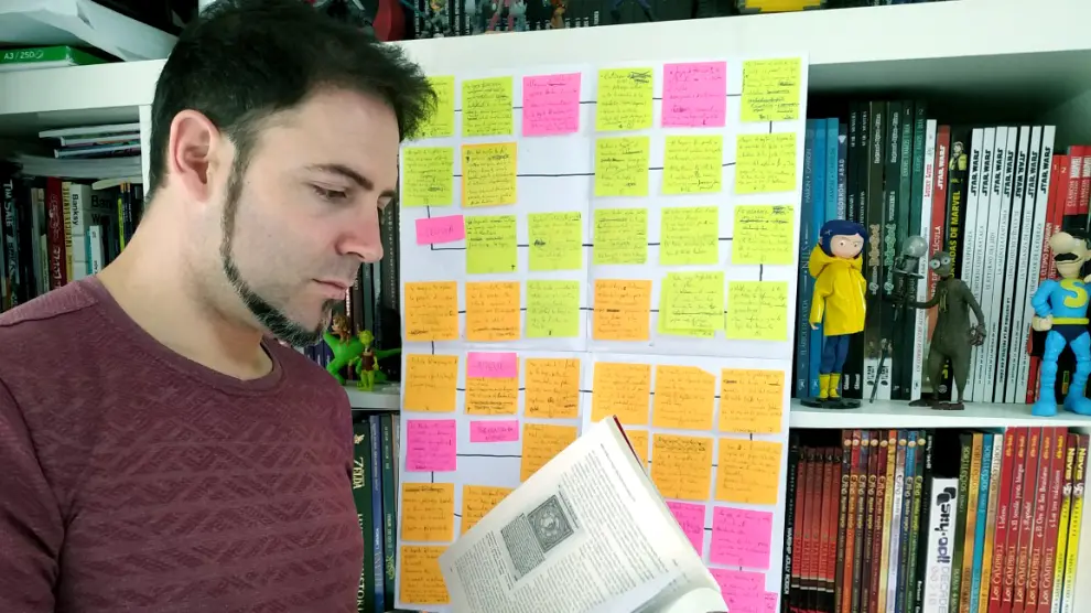 Héctor Pisa trabaja con un esquema de “post-it” para ordenar sus ideas.