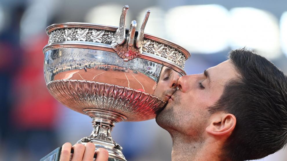 Novak Djokovic besa la Copa de los Mosqueteros, la segunda que consigue.