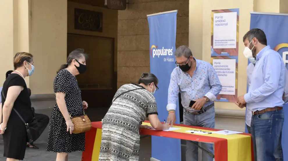 Recogida de firmas contra los indultos a los líderes del ‘procés’ en los Porches de Galicia de Huesca