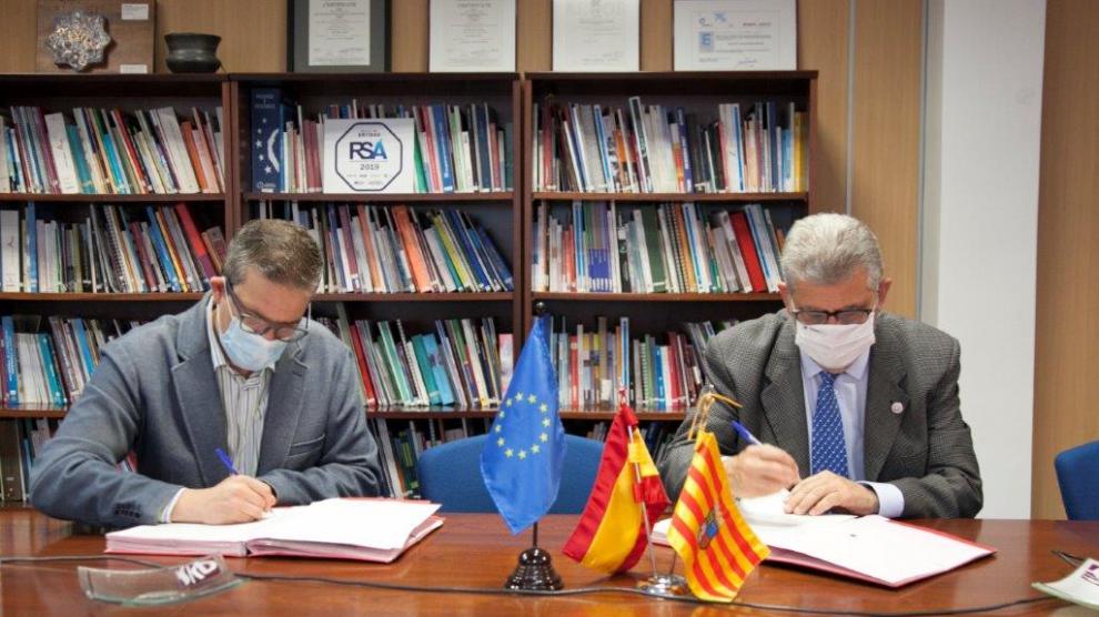 Raúl Camarón y José Antonio Mayoral en la firma del convenio del programa Universa
