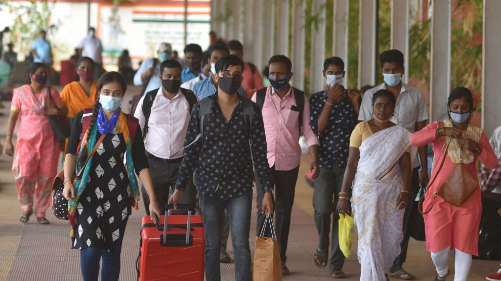 Pasajeros con mascarilla en la estación de tren de la ciudad india de Chennai.