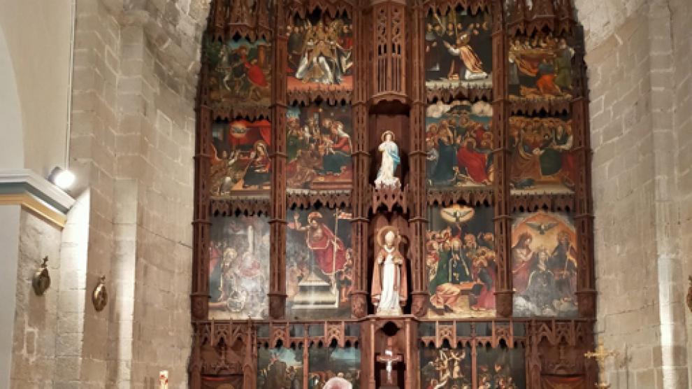 Martí Fornés ante el retablo de la parroquia de Capella.