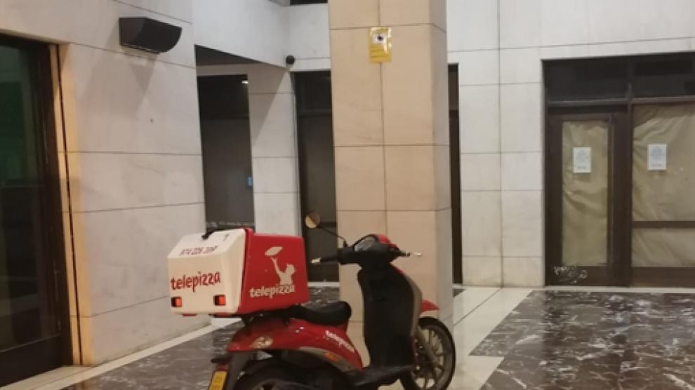 Motocicleta aparcada dentro de un edificio de Huesca