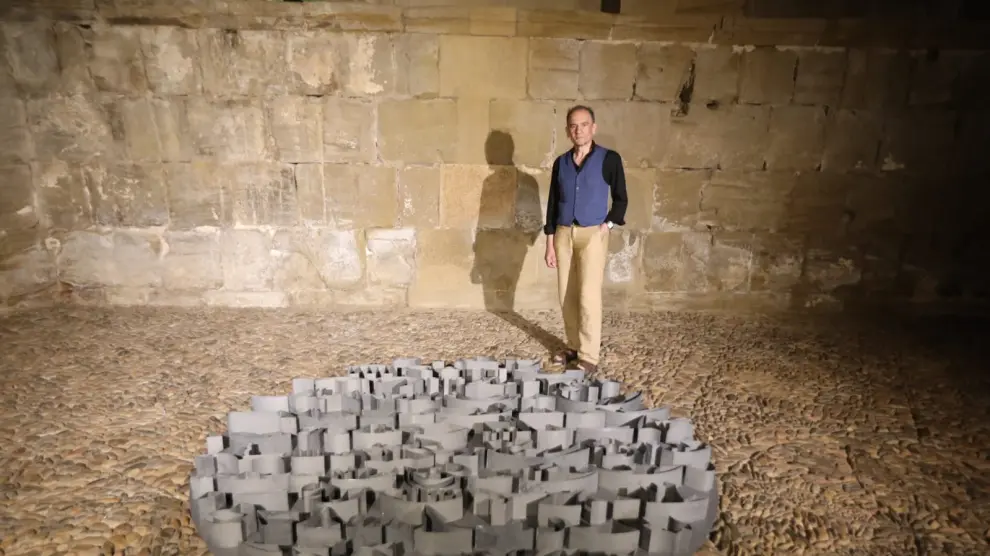 Santiago Arranz posa con una de sus obras en la Sala de la Campana.