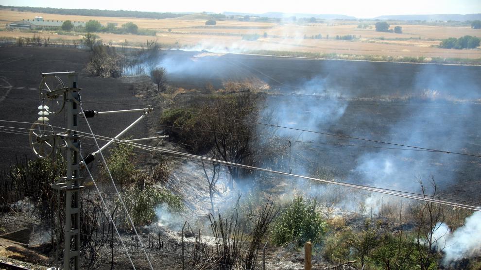 Incendio en una zona próxima a la carretera de Sangarrén.