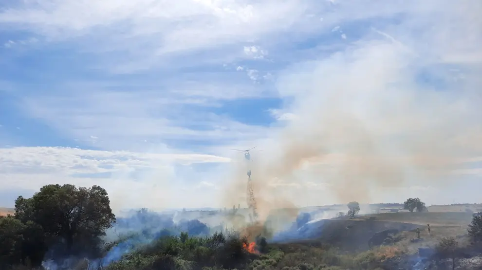 Un helicóptero en las labores de extinción del fuego en el monte de Berbegal.