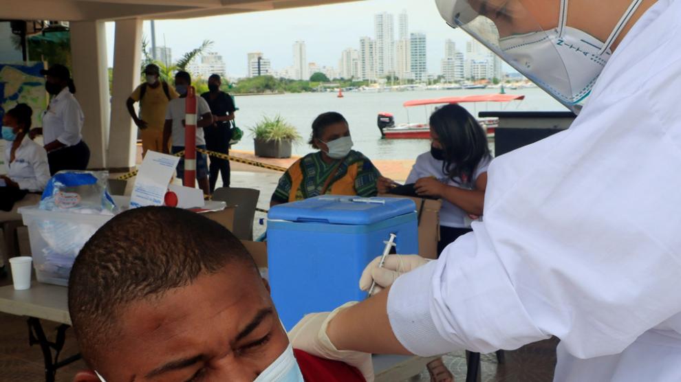 Un hombre recibe una dosis de la vacuna contra la covid-19 hoy, en Cartagena (Colombia)