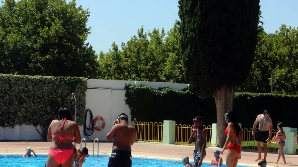 Usuarios bañándose en las piscinas del Complejo Deportivo de San Jorge.