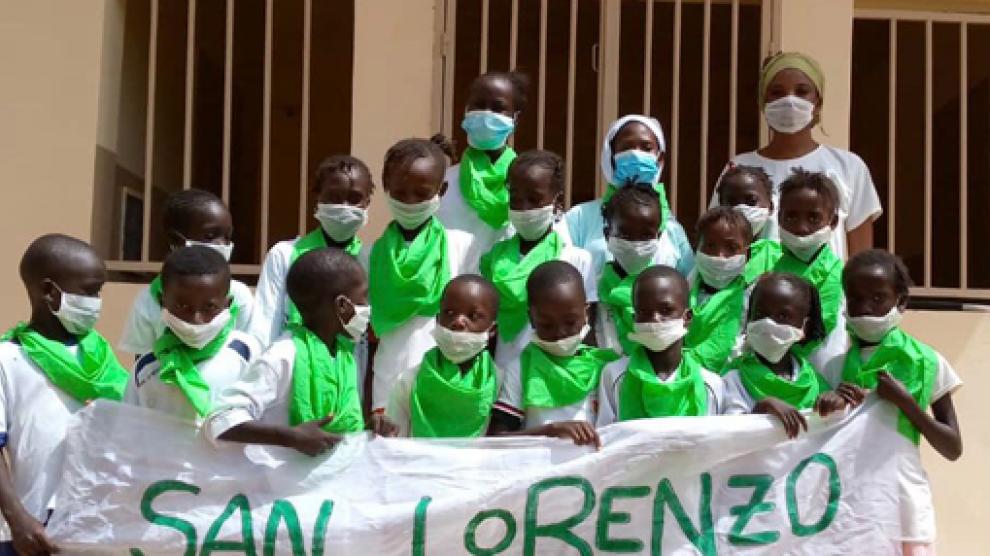 Niños y personal de maternidad en el Centro de Salud Keur Madou Khary felicitando las fiestas de San Lorenzo.