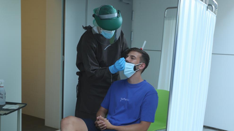 Realización de una prueba PCR a un joven en un centro de salud de Huesca capital.
