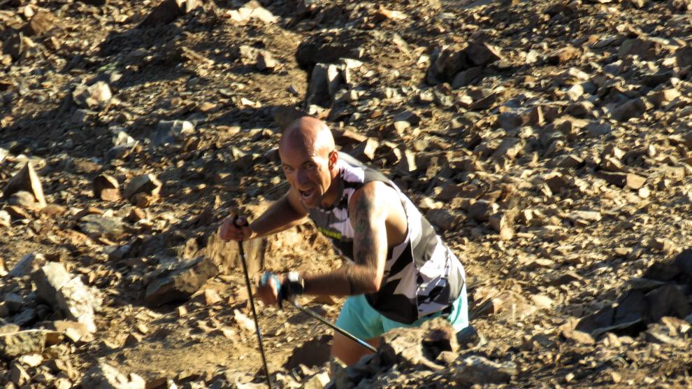El corredor Miguel Caballero, en su ascenso al pico del Garmo Negro, situado en el Valle de Tena a 3.064 metros de altura.