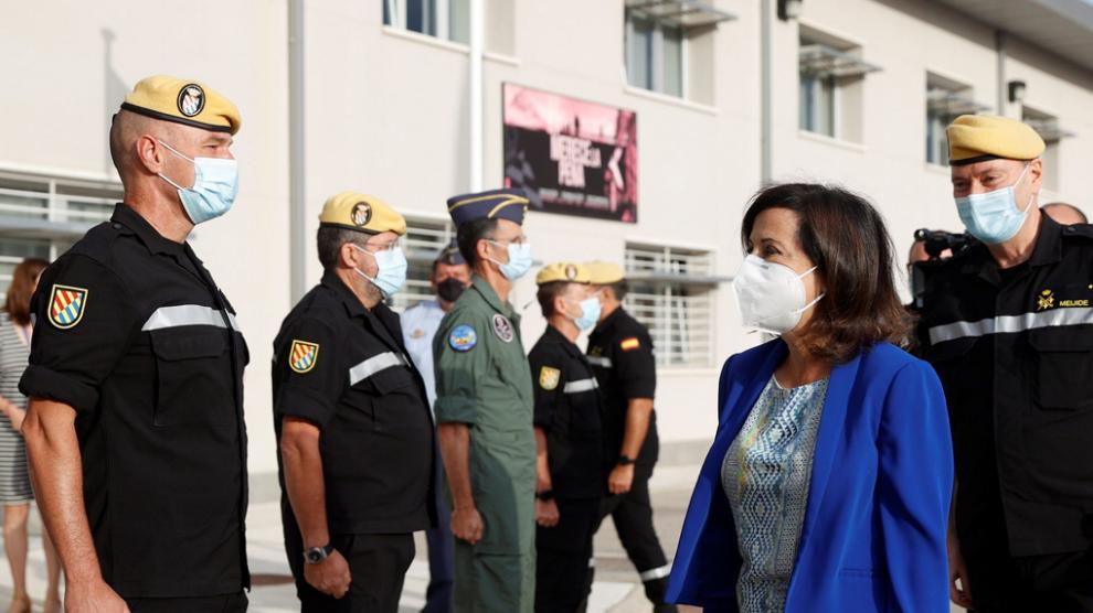 La ministra de Defensa, Margarita Robles, en su visita este lunes al Cuartel General de la Unidad Militar de Emergencias (UME), en la Base Aérea de Torrejón de Ardoz