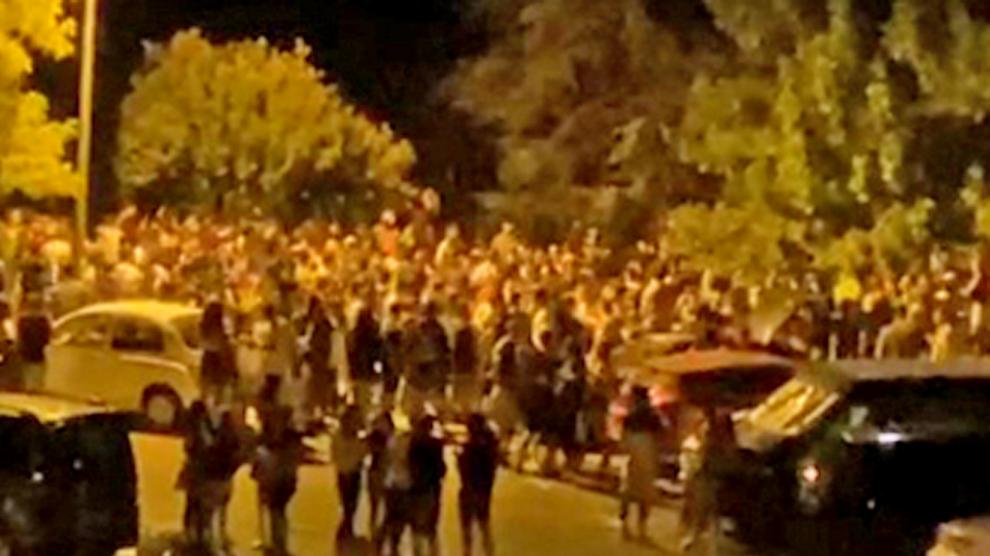 Macrobotellón la noche del sábado al domingo junto al Llano de Samper, en una imagen de un vídeo difundido por redes