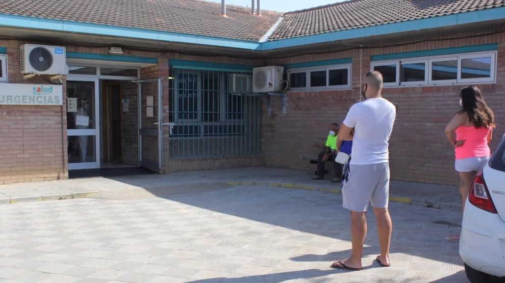 Usuarios esperan su turno en la entrada del Centro de Salud de Sariñena.