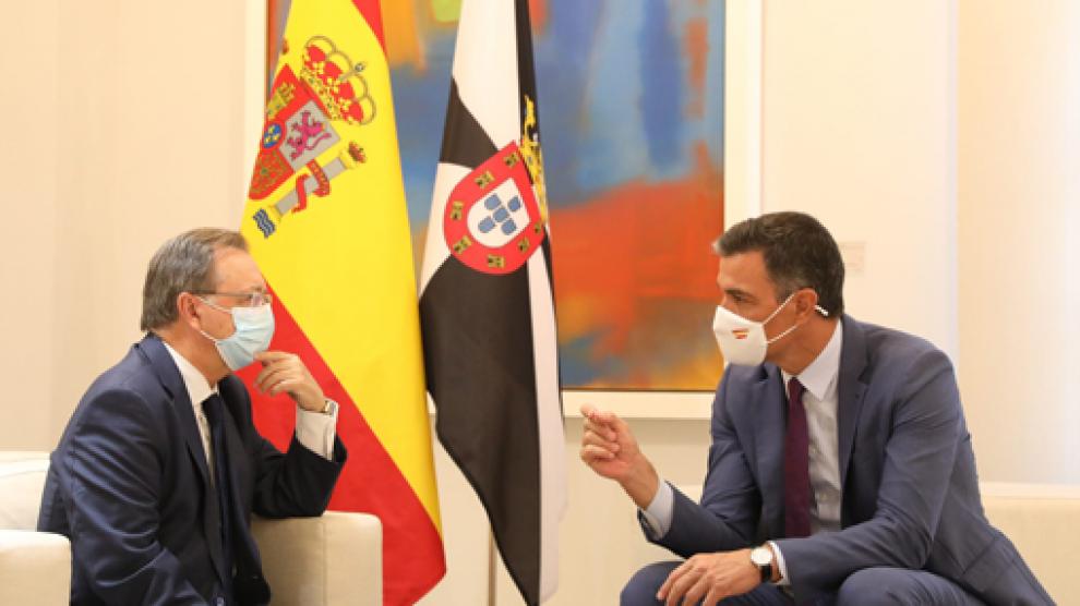 Juan José Vivas y Pedro Sánchez durante la reunión de este miércoles.