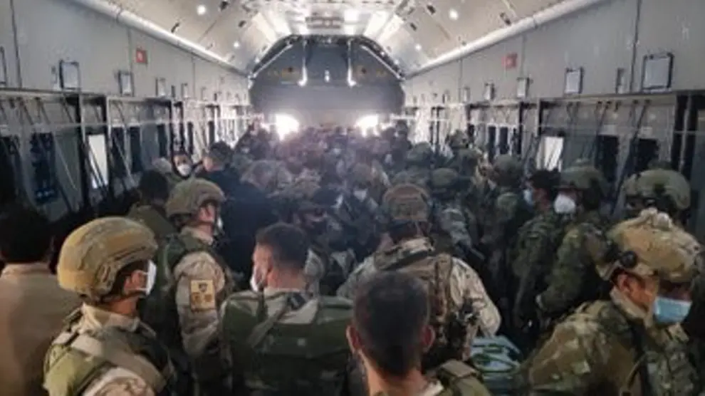 Varios militares españoles en el último avión de vuelta a Dubai desde Kabul