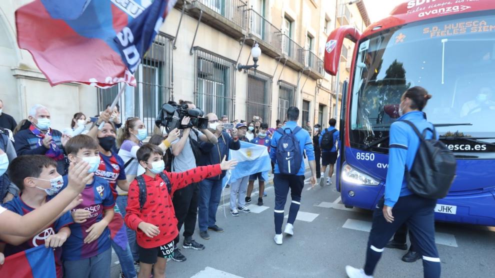 Imagen de la despedida de los aficionados a los jugadores del Huesca antes de viajar a Zaragoza.