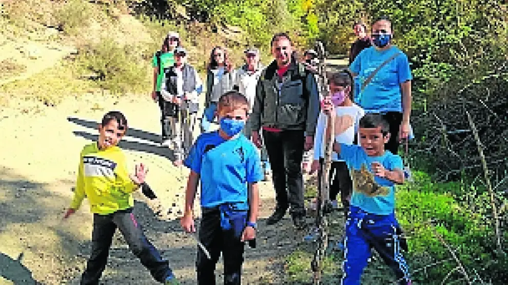 Participantes en una de las salidas medioambientales.