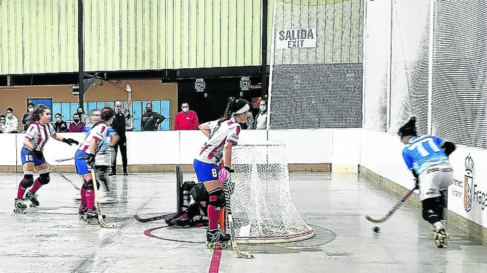 Una jugada del partido disputado en el Multiusos del Sotet de la capital bajocinqueña.