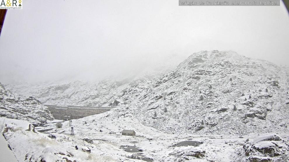 El manto blanco comienza a extenderse por el Pirineo.