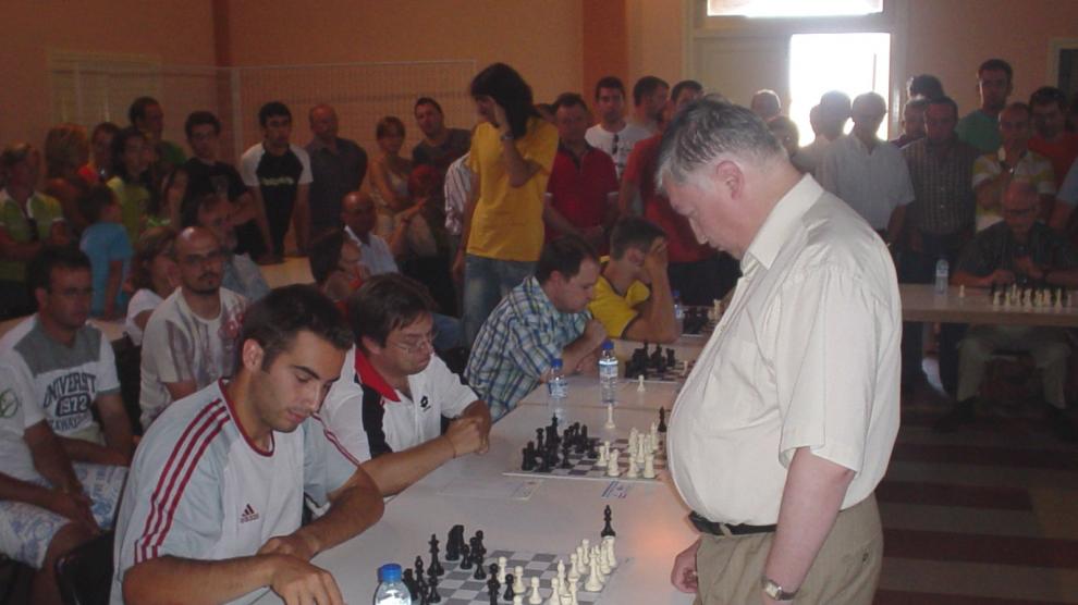El campeón mundial Anatoly Karpov, en unas simultáneas en Alcubierre en el verano de 2007.