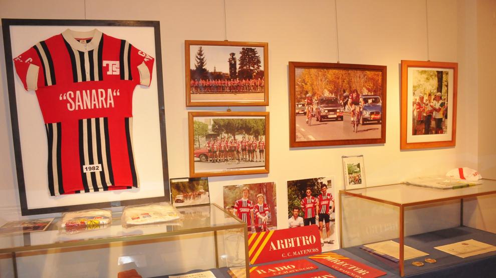 La exposición está compuesta por fotografías, documentos, maillots o trofeos.