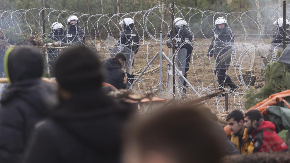 Cientos de personas siguen agolpadas en la frontera esperando cruzar a Polonia.