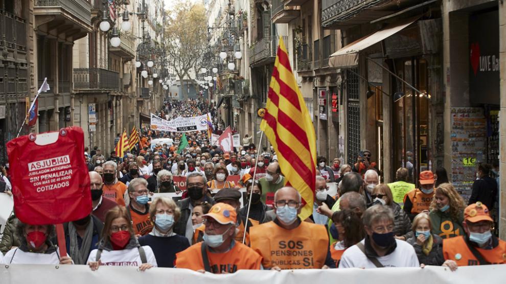 En todo el país salieron a la calle centenares de personas reclamando que la Constitución blinde las “prestaciones”