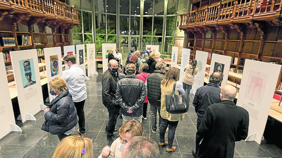 Primeros visitantes ayer en la apertura de la muestra “El Arte de Cuidar”, expuesta en la Biblioteca del centro Ibercaja.