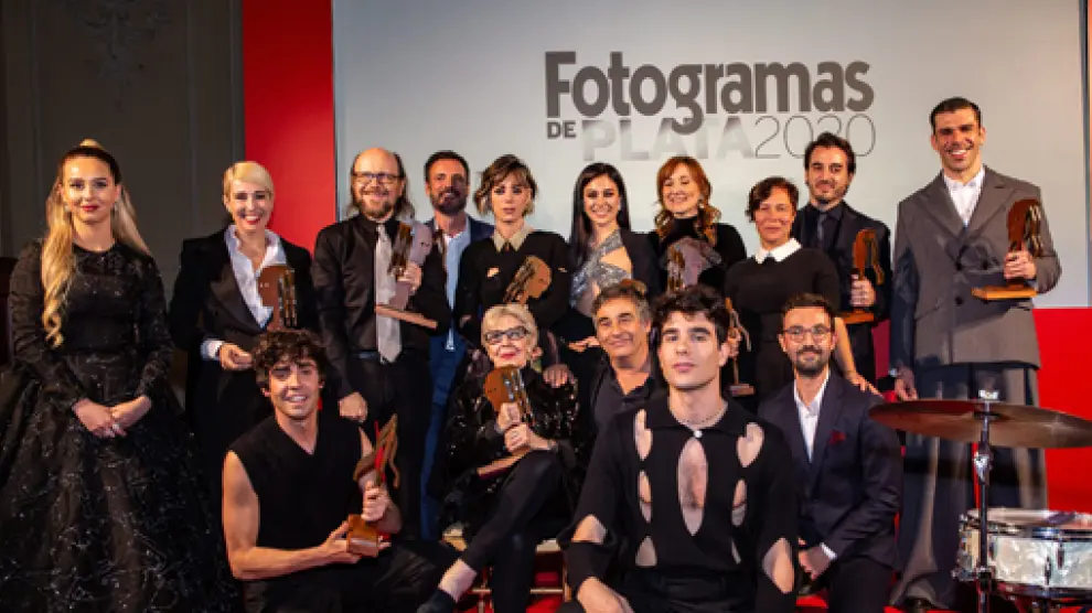 Fotografía de familia de los premiados.