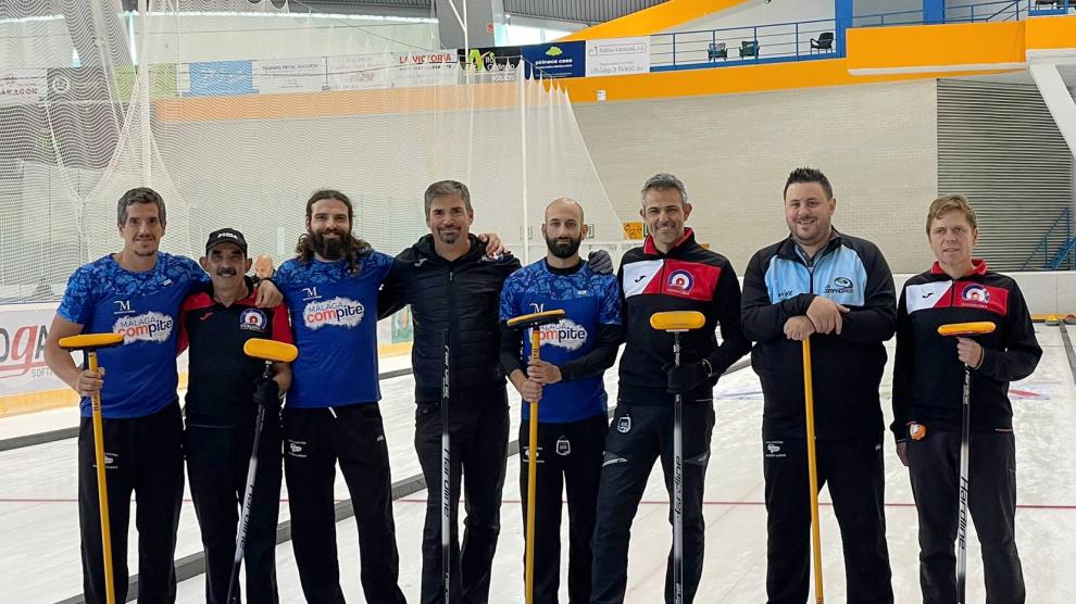 Los componentes del Club Hielo Jaca (de negro), junto a Los Compadres de Málaga, en la pista jaquesa, al término de un partido anterior de la Liga de curling.