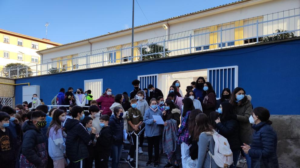 Momento de la celebración del acto durante el recreo en el IES Ramón y Cajal.