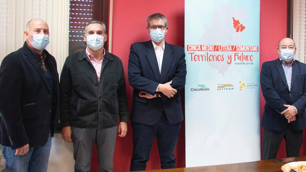 Los tres presidentes de las comarcas de La Litera, Somontano y Cinca Medio con el director general de Empleo.