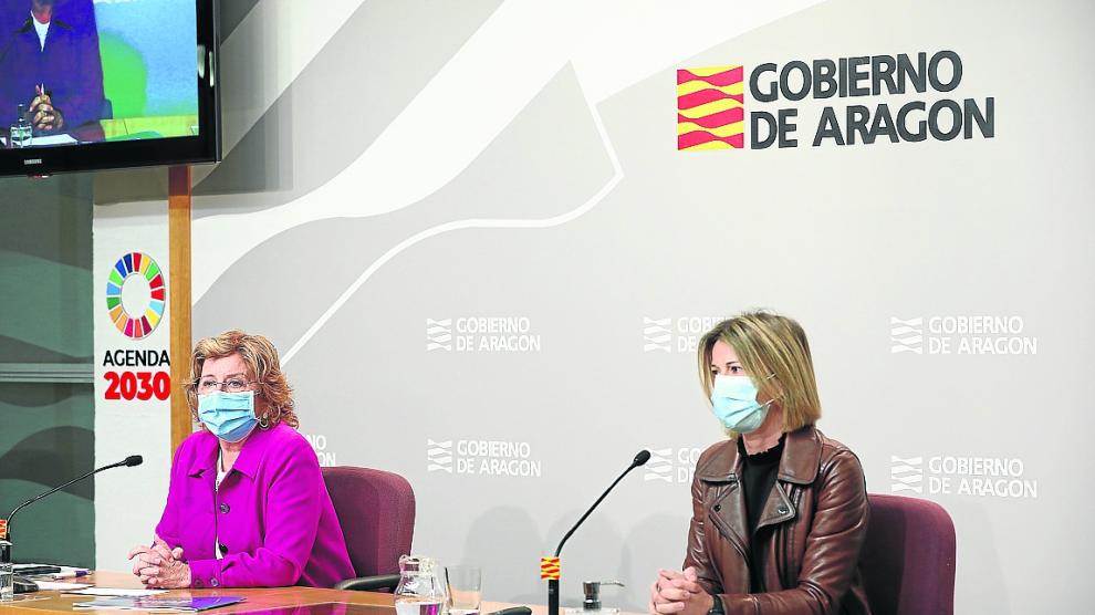 La consejera María Victoria Broto y la directora del IASS, Noelia Carbó, en la presentación del Plan del Mayor.