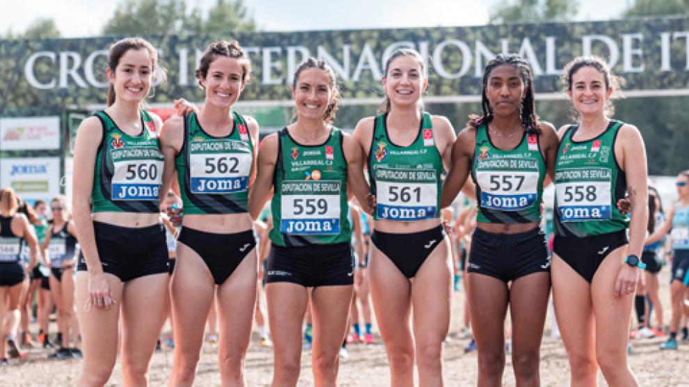 Cristina Espejo, primera por la derecha, con el Playas de Castellón en Sevilla.