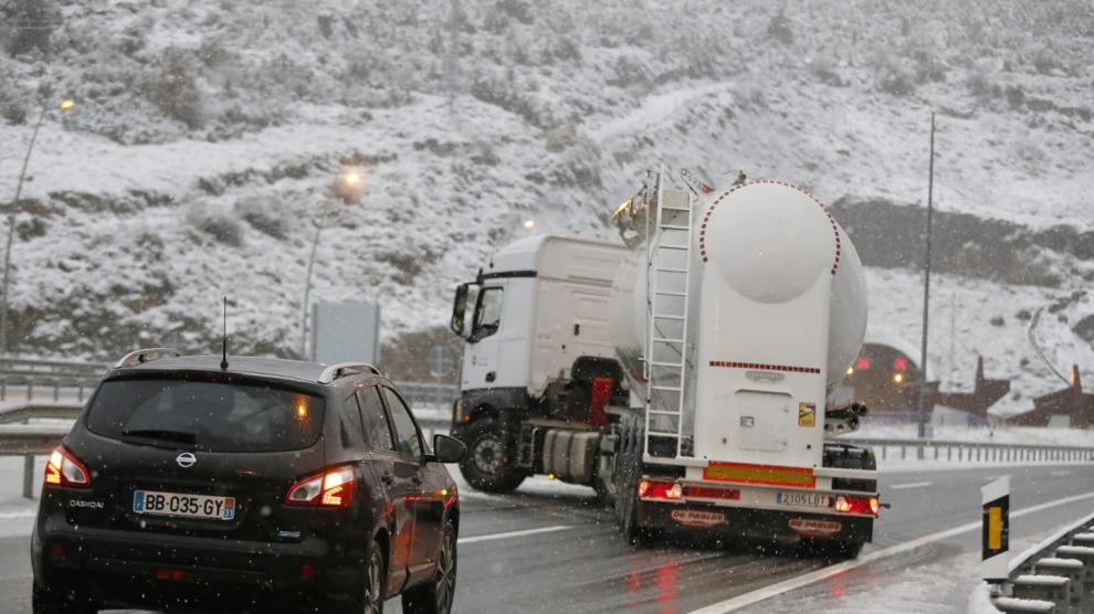 Complicaciones del tráfico en el puerto de Monrepós por las nevadas esta tarde.