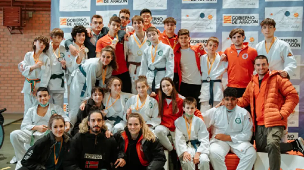 Deportistas del Ibón en el Campeonato de Aragón disputado en Monzalbarba.
