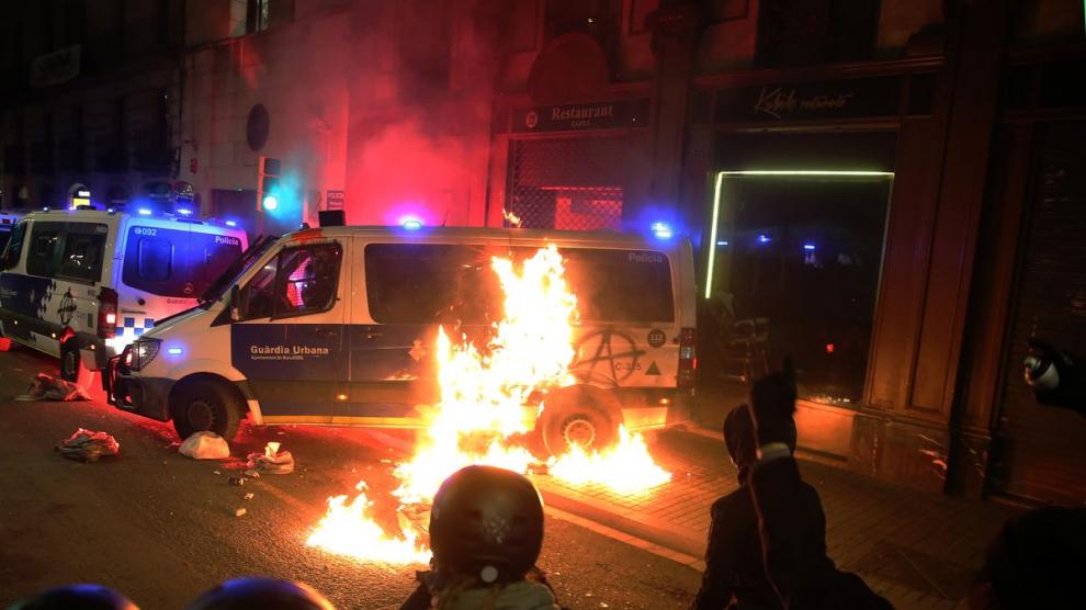 Quema de un furgón policial en Barcelona en febrero