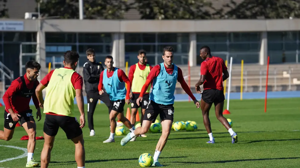 El Almería se ejecitó este martes en su primer entrenamiento de preparación del partido ante el Huesca.