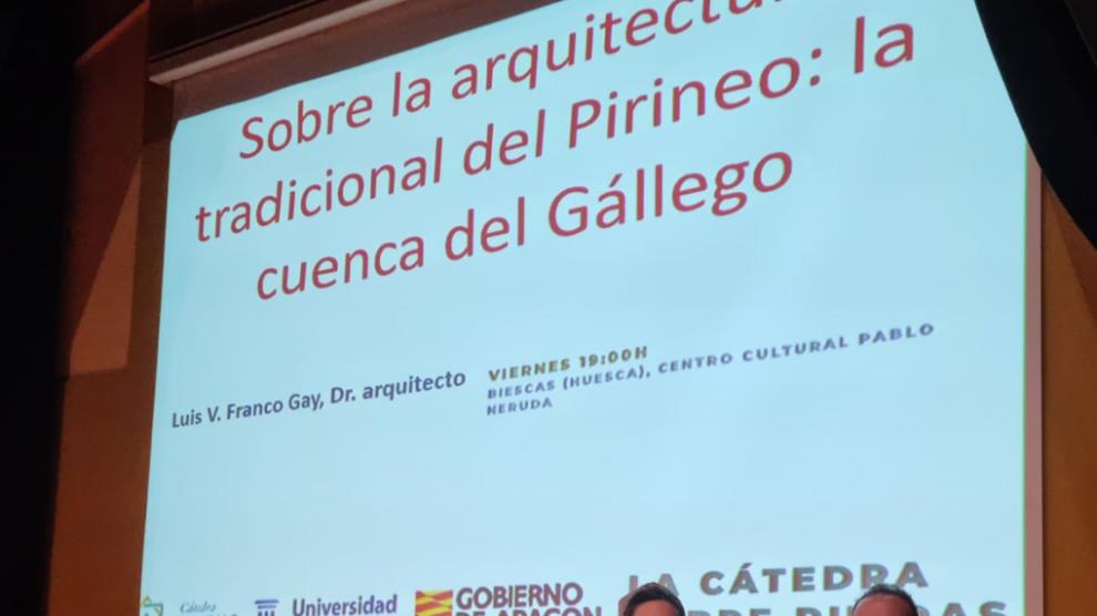 Natalia Juan y Luis Franco, quienes impartieron la Cátedra sobre arquitectura popular en Biescas.
