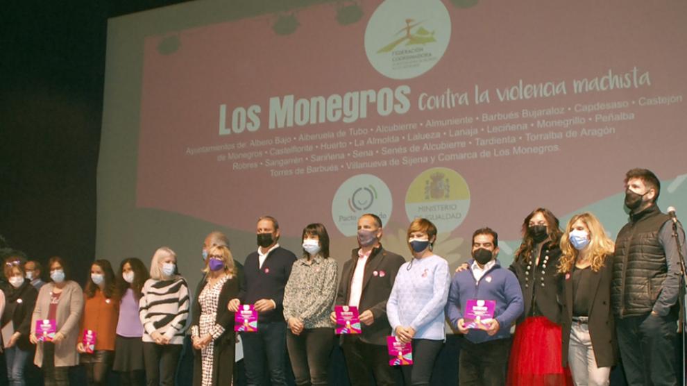 Alcaldes de Monegros posaron con la subdelegada del Gobierno al finalizar el acto central del 25N en Sariñena.