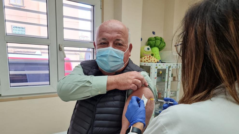Jesús Aguirre, consejero de Salud y Familias de la Junta de Andalucía se vacuna de la tercera dosis.