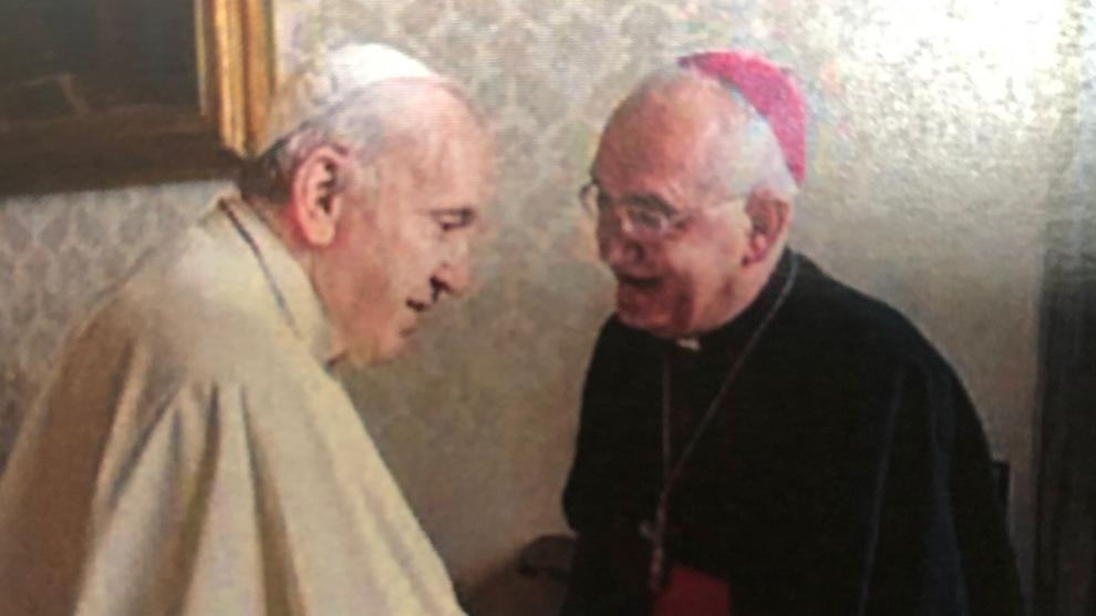 El papa estrecha su mano al obispo de Barbastro-Monzón.