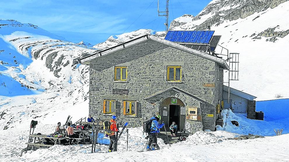 Usuarios en el acceso al Refugio de Góriz durante este invierno.