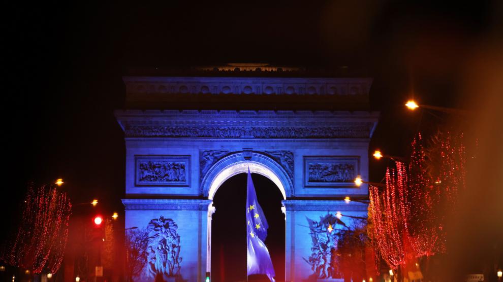 La bandera de la UE ha tenido que ser retirada de debajo del Arco de Triunfo de París.