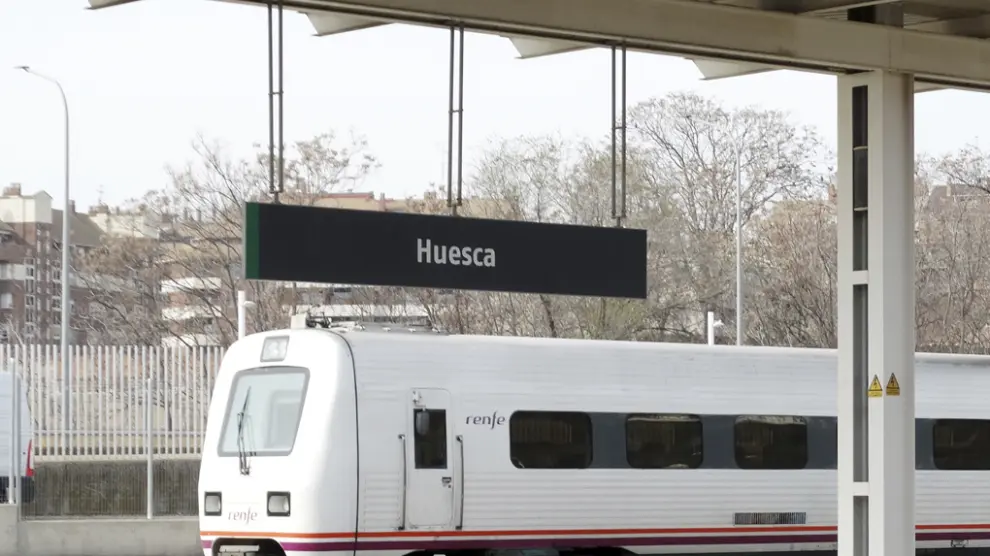 Unidad de RENFE en la estación de Huesca.