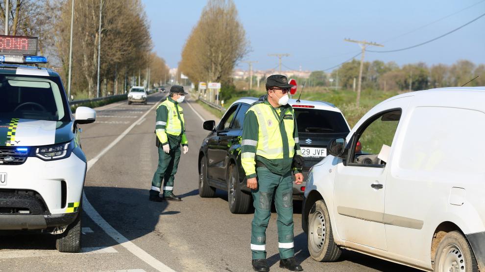 Control de tráfico de la Guardia Civil en la N-240, a la altura de la rotonda de Tierz, en 2020.