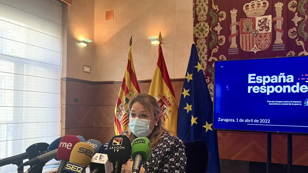 La delegada del Gobierno en Aragón, Rosa Serrano, durante el encuentro con los medios de comunicación de este viernes.