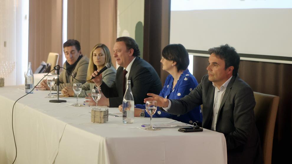 De izquierda a derecha, Jesús Ríos, Carmen Torres, Ángel Gil, Diana Alexandru y Pedro Semitiel, participantes de la mesa redonda.